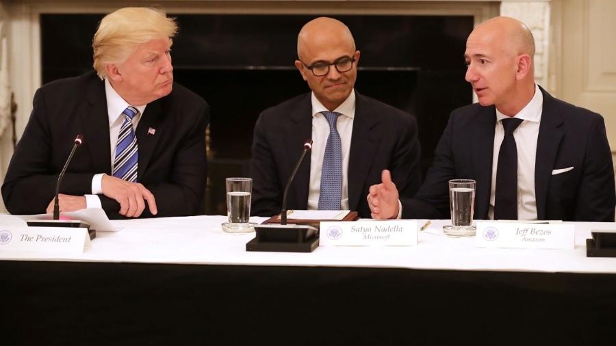 Donald Trump, presidente dos EUA, Satya Nadella, CEO da Microsoft, e Jeff Bezos, CEO da Amazon, em reunião na Casa Branca. - Chip Somodevilla/Getty Images
