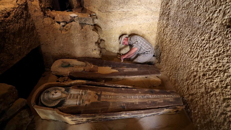 Sarcófagos são analisados em tumba recém-descoberta no Egito - Reuters/Mohamed Abd Ghany