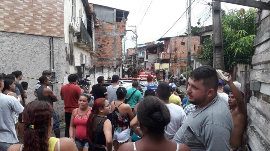 Moradores do bairro Guamá, em Belém, veem movimentação da polícia após chacina em bar deixar 11 mortos e 1 ferido neste domingo (19) - Reprodução/Redes Sociais