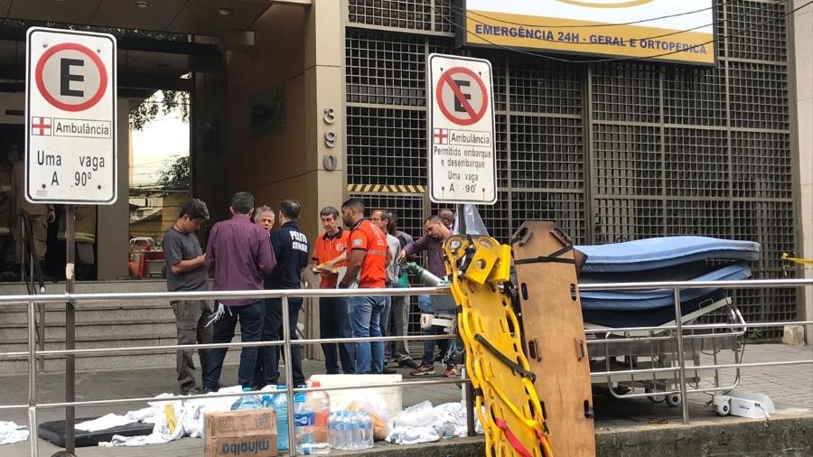 Área próxima à entrada do hospital Badim, que pegou fogo na tarde de ontem, no Rio de Janeiro - Lola Ferreira/UOL