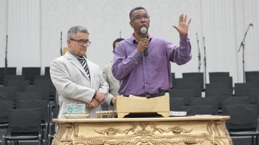 À direita, Jaziel dos Santos Ferreira, que concorre como Irmão Jaziel ao cargo de conselheiro tutelar em Goiânia e diz ser apoiado por mais de 60 líderes evangélicos de sua região - Divulgação