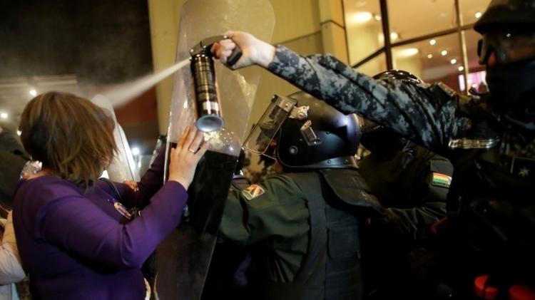A polícia usou gás lacrimogêneo contra os manifestantes em La Paz - Reuters via BBC - Reuters via BBC