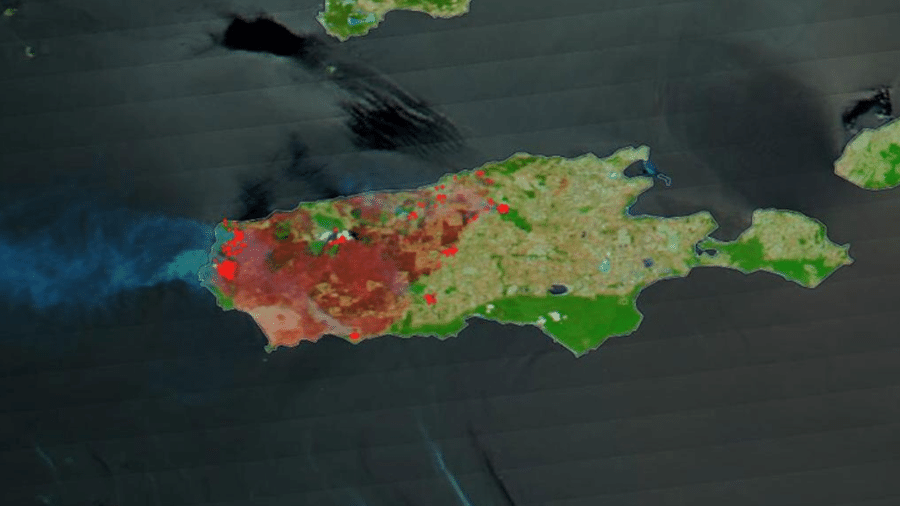 07.jan.2020 - Imagem feita pela NASA via satélite mostra área da Ilha Kangaroo devastação pelo fogo (área marrom) e com focos de incêndio ativos (em vermelho), na Austrália - NASA