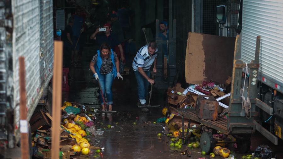 11.fev.2020- Permissionários da Ceagesp, na zona oeste da capital, descartam alimentos após as fortes chuvas que atingiram a cidade - Felipe Rau/Estadão Conteúdo