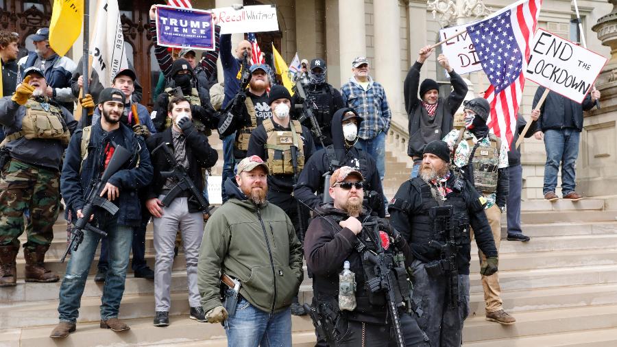 Manifestantes fazem protesto com armas contra a quarentena em Michigan, nos Estados Unidos - JEFF KOWALSKY / AFP