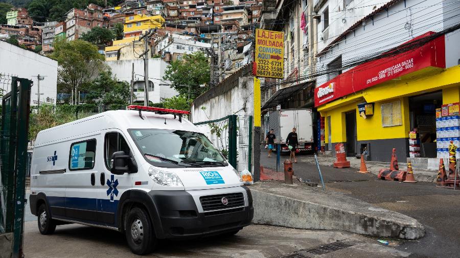 7.mai.2020 - Ambulância na UPA da Rocinha sai para atendimento dentro da comunidade - Tércio Teixeira/Folhapress