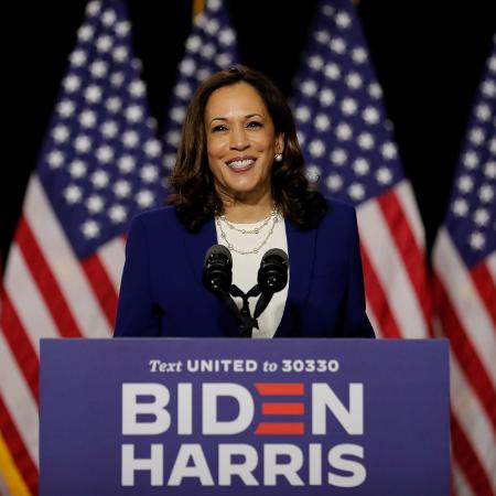 12.ago.2020 - Kamala Harris, vice na chapa de Joe Biden, discursa em Wilmington - REUTERS/Carlos Barria