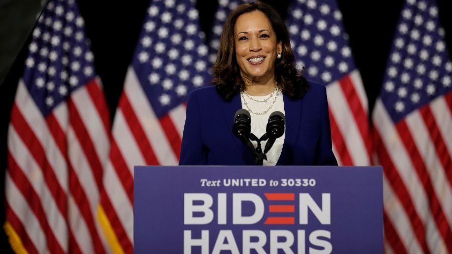 12.ago.2020 - Kamala Harris, vice na chapa de Joe Biden, discursa em Wilmington - REUTERS/Carlos Barria
