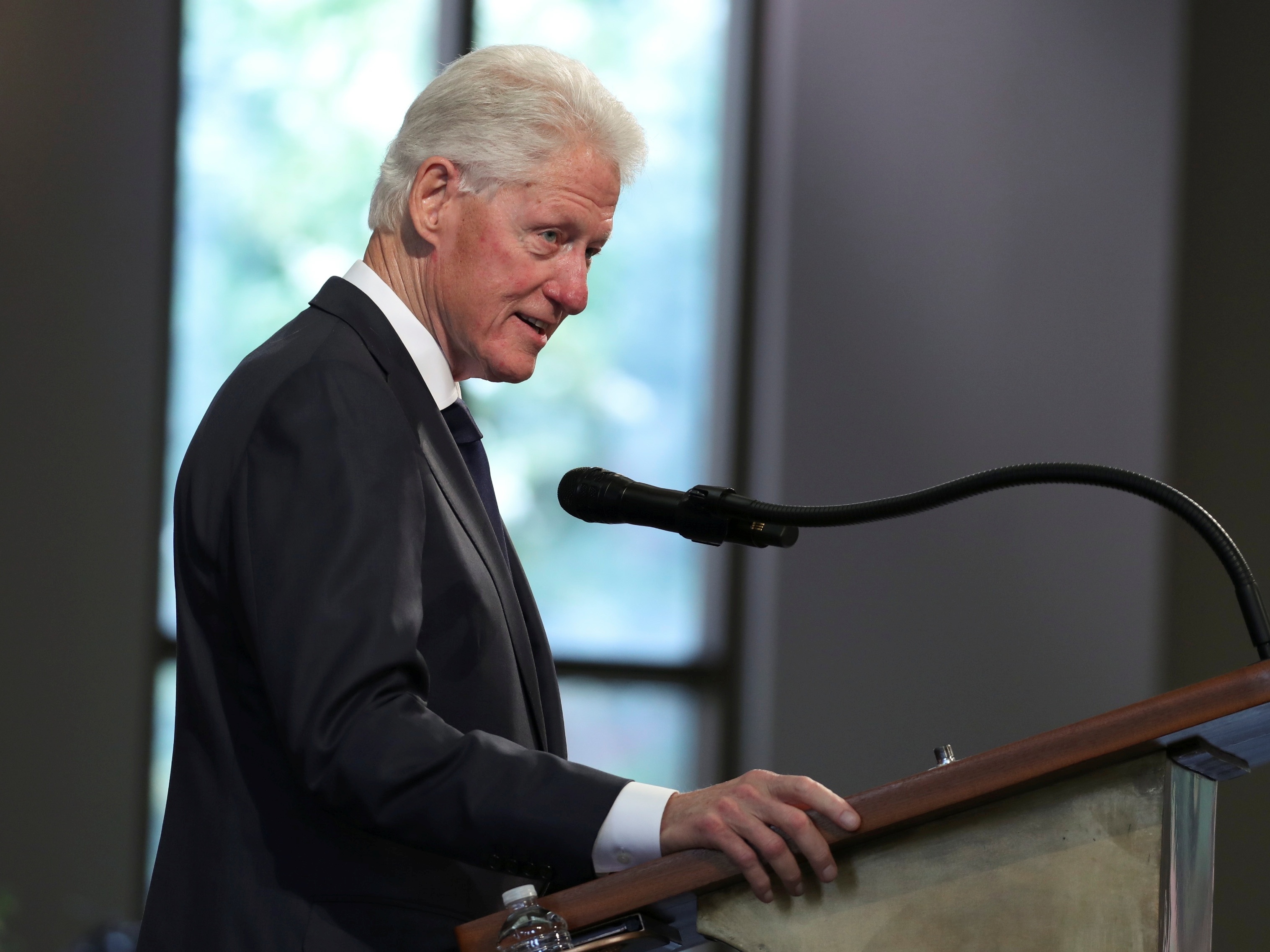 Clinton ataca Trump: 'Piorou pandemia e só sabe culpar e fazer bullying'