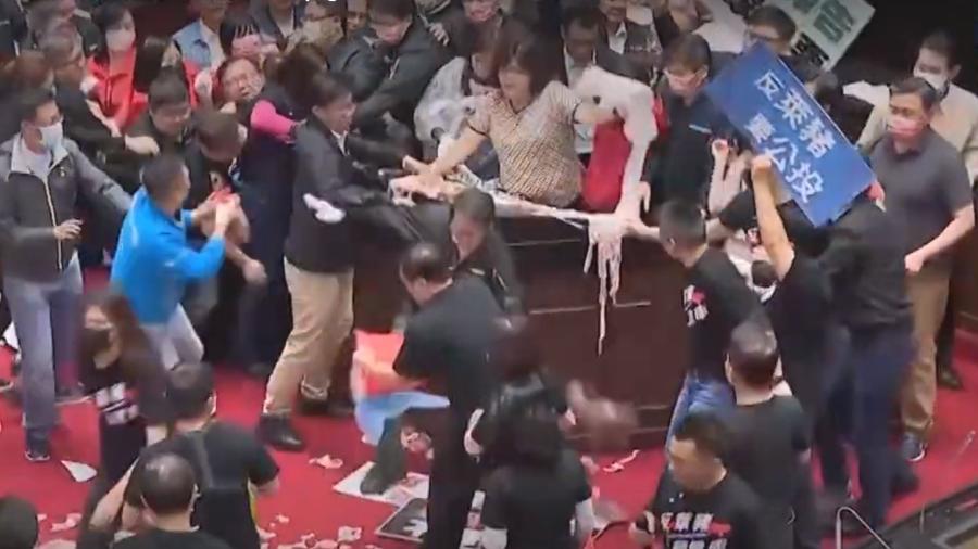 Legisladores trocam socos e jogam tiras de porco uns nos outros no Parlamento de Taiwan - Reprodução/Youtube/ editorji