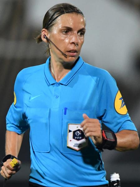 Stéphanie Frappart foi a primeira mulher a apitar uma partida na Liga dos Campeões - JEAN-FRANCOIS MONIER/AFP