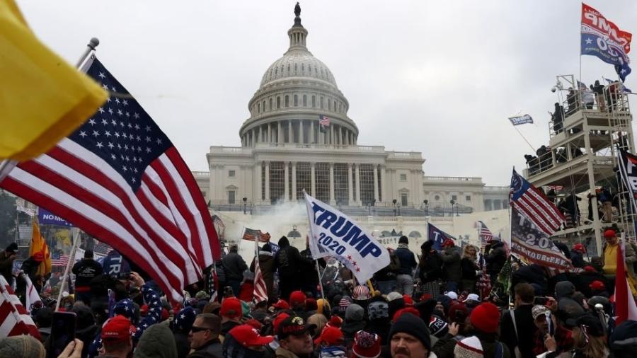 O presidente Donald Trump, que havia instado os manifestantes a marcharem no Capitólio, mais tarde pediu que "voltassem para casa" - Getty Images