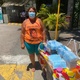 Maria das Graças Soares, 44, vende máscaras para alunos que prestam Enem na porta da PUC-Rio; acessório sai por R$ 2 - Tatiana Campbell/UOL