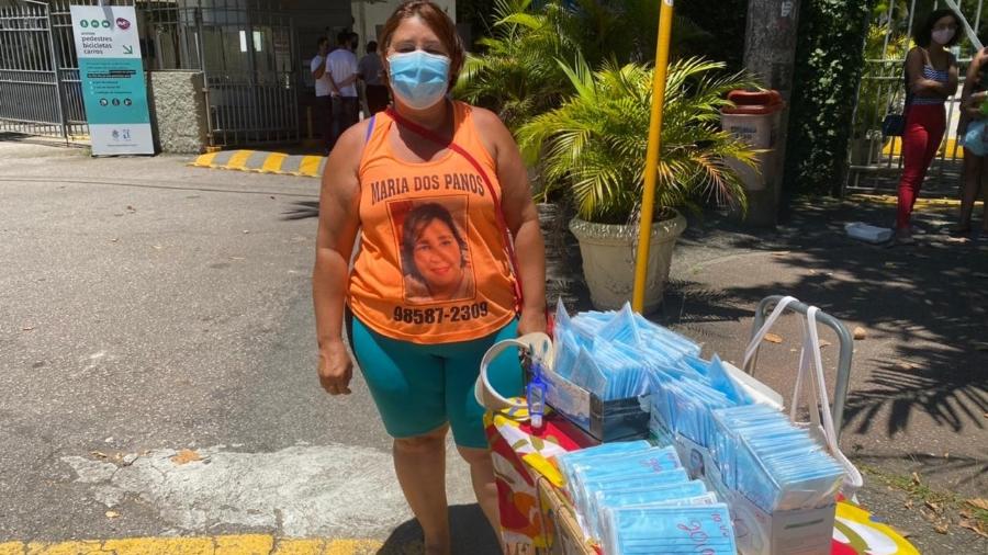Maria das Graças Soares, 44, vende máscaras para alunos que prestam Enem na porta da PUC-Rio; acessório sai por R$ 2 - Tatiana Campbell/UOL