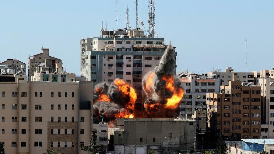 15.mai.2021 - Bombardeio aéreo israelense atinge prédio na Faixa de Gaza onde funcionavam escritórios de duas agências de notícias. Oocupantes foram avisados e puderam evacuar o edifício. Israel afirma que o Hamas tinha instalações no local - Mahmud Hams/AFP
