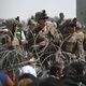 20.ago.2021 - Soldados dos Estados Unidos montam guarda atrás de arame farpado enquanto afegãos estão sentados em uma estrada perto da parte militar do aeroporto de Cabul - Wakil Kohsar/AFP