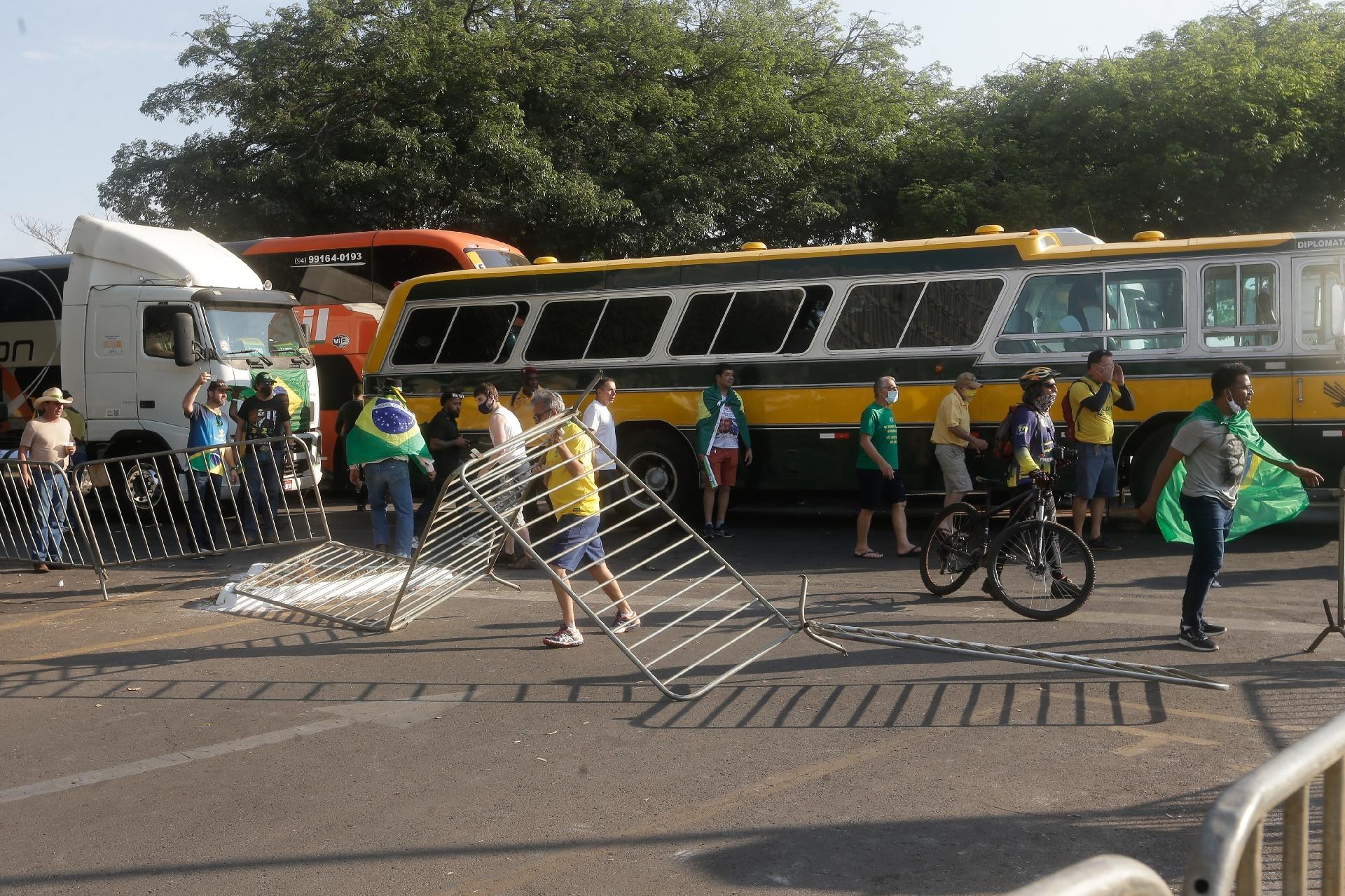 7.set.2021 - Tumulto causado por apoiadores do presidente Jair Bolsonaro (sem partido), que derrubaram as cercas de proteção com o intuito de invadir a área próxima aos prédios do Congresso Nacional e do Supremo Tribunal Federal (STF), em Brasília. Eles foram contidos pela polícia - DIDA SAMPAIO/ESTADÃO CONTEÚDO