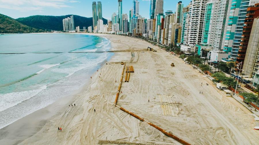 Cena da obra de aumento da faixa de areia na praia de Balneário Camboriú - Prefeitura de Balneário Camboriú