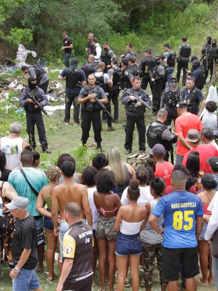 Policiais civis e militares auxiliam trabalho da perícia após corpos serem encontrados em mangue - Marcos Porto/Agência O Dia/Estadão Conteúdo