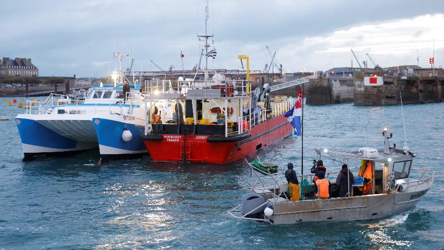 26.nov.21 - Pescadores franceses bloqueiam o barco "Normandy Trader" na entrada do porto de Saint-Malo ao iniciar um dia de protestos para marcar sua indignação sobre a questão das licenças de pesca pós-Brexit - STEPHANE MAHE/REUTERS