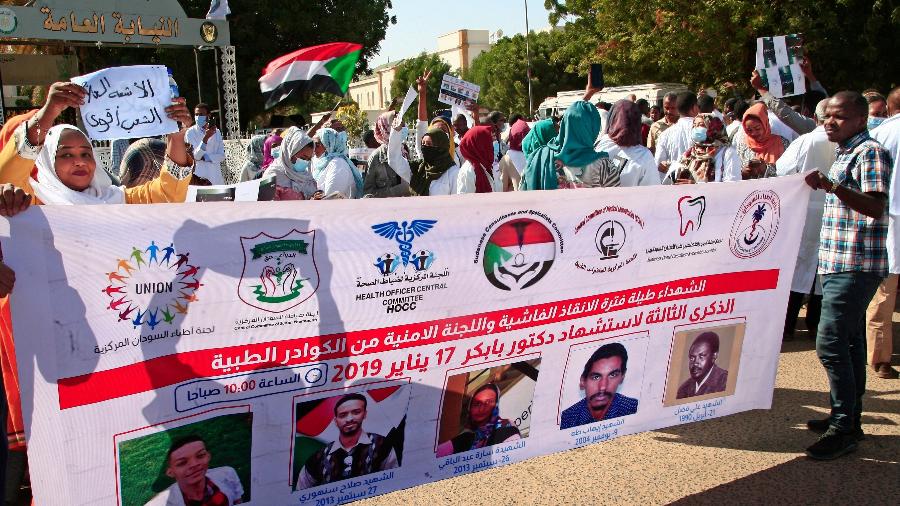 Profissionais da saúde protestam em Cartum, no Sudão, contra ataques - AFP