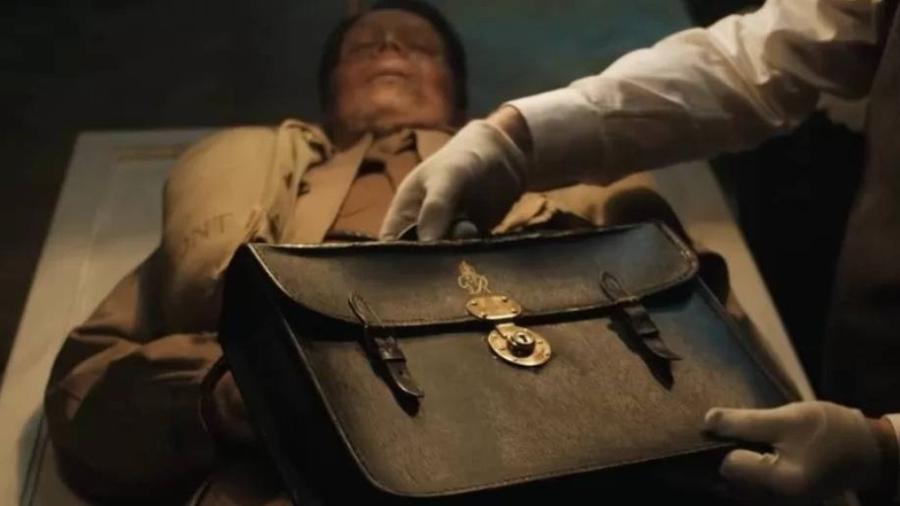 Na Operação Mincemeat, uma maleta cheia de falsos segredos militares foi acorrentada ao braço de Glyndwr Michael - Reprodução/Warner Bros