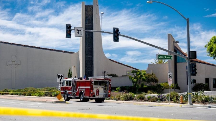 Caminhão de bombeiros socorre a igreja presbiteriana Geneva, em Laguna Woods, na região metropolitana de Los Angeles, na Califórnia (EUA), palco de ataque de atirador neste domingo (15) - Leonard Ortiz/MediaNews Group/Orange County Register via Getty Images