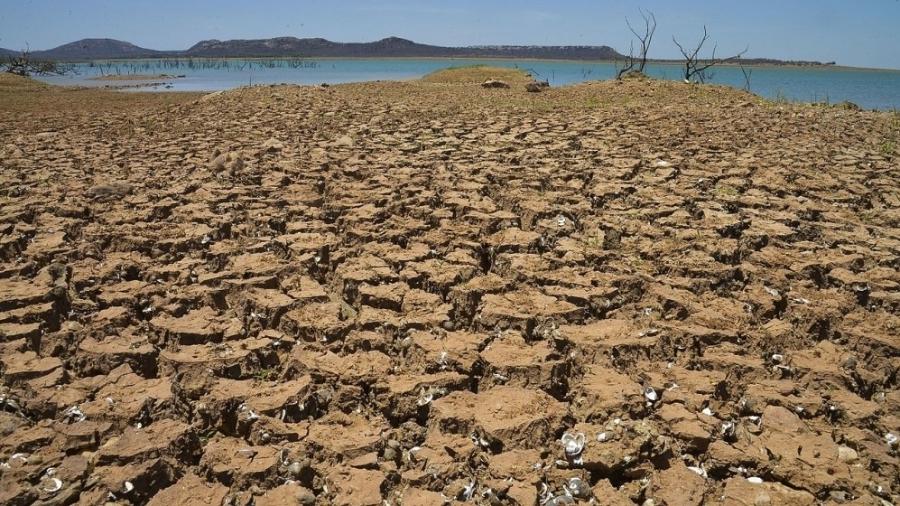 Usina Hidrelétrica de Sobradinho, na Bahia, com nível extremamente seco em dezembro de 2015 - Marcello Casal Jr/Agência Brasil