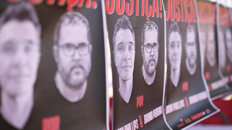 Cartazes com pedido de justiça pelos assassinatos de Dom Phillips e Bruno Pereira são expostos em protesto em frete à Funai, em Brasília