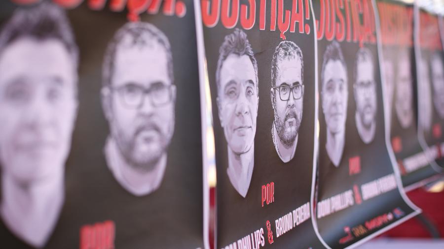 Cartazes com pedido de justiça pelos assassinatos de Dom Phillips e Bruno Pereira são expostos em protesto em frete à Funai, em Brasília - Gabriela Biló/Folhapress