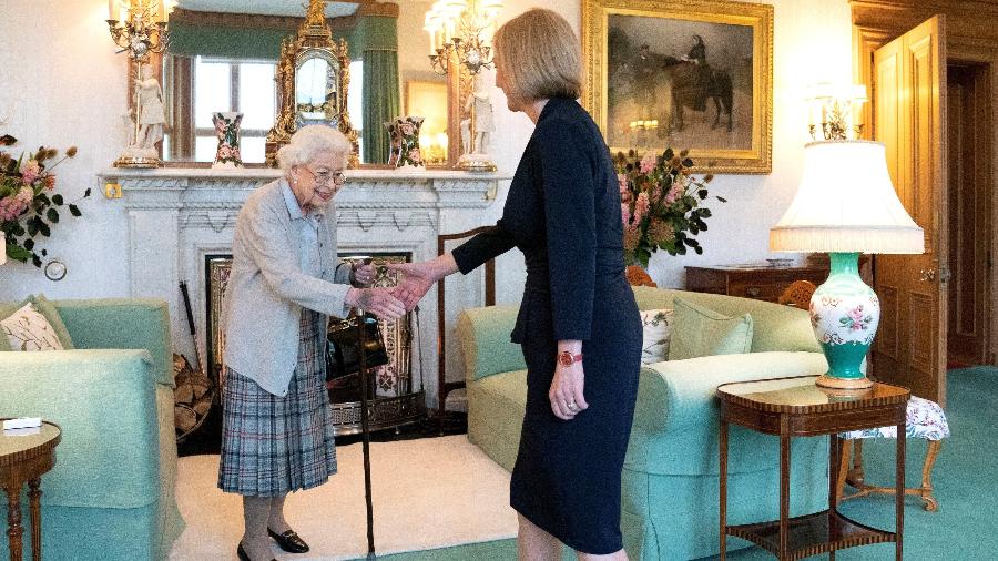 Liz Truss conhecendo a rainha Elizabeth 2ª, parte do processo para tornar-se, oficialmente, primeira-ministra do Reino Unido - Jane Barlow/Pool via REUTERS