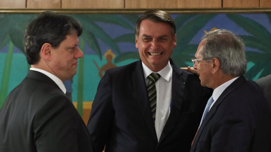 Ex-ministro do governo de Bolsonaro (ao centro na foto), equipe de transição de Tarcísio de Freitas (à esquerda) terá três nomes indicados por Paulo Guedes - 30.jul.2019 - Marcos Correa/PR
