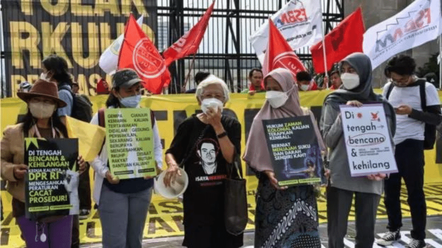 Houve protestos contra o novo código em frente ao Parlamento, em Jacarta, na segunda-feira - GETTY IMAGES