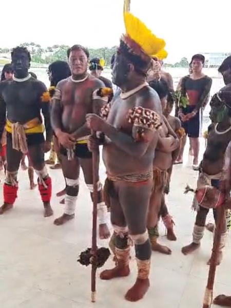 Indígenas invadem marquise do STF para pedir a soltura de cacique