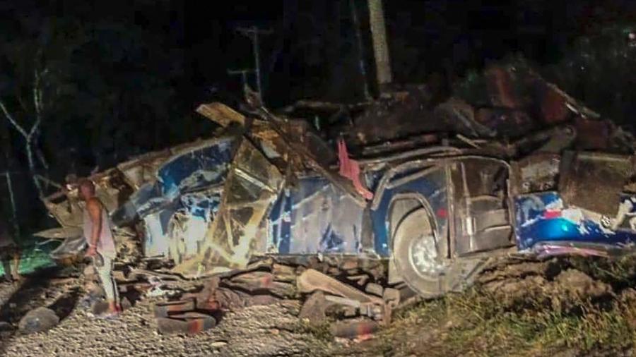 Ônibus que viajava rumo aos Estados Unidos colidiu com outro veículo em uma estrada. - Panama Chiriqui"s Firefighters / AFP