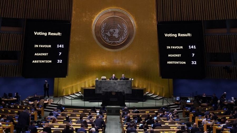 Telas mostram resultado da votação acerca da resolução favorável à retirada de tropas russas da Ucrânia - Timothy A. Clark/AFP