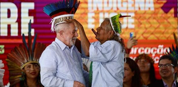 Cacique Raoni coloca cocar na cabeça do presidente Lula em Brasília, quando foram anunciadas as primeiras demarcações