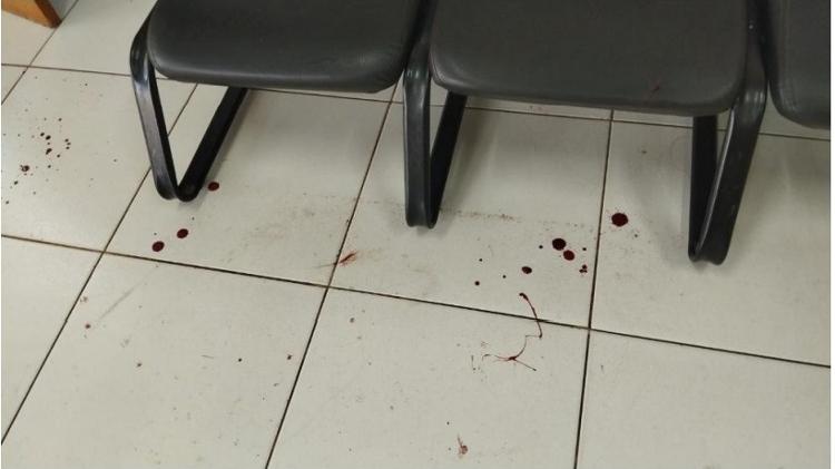 Manchas de sangue no chão de UBS depois de médico e acompanhante de paciente brigarem