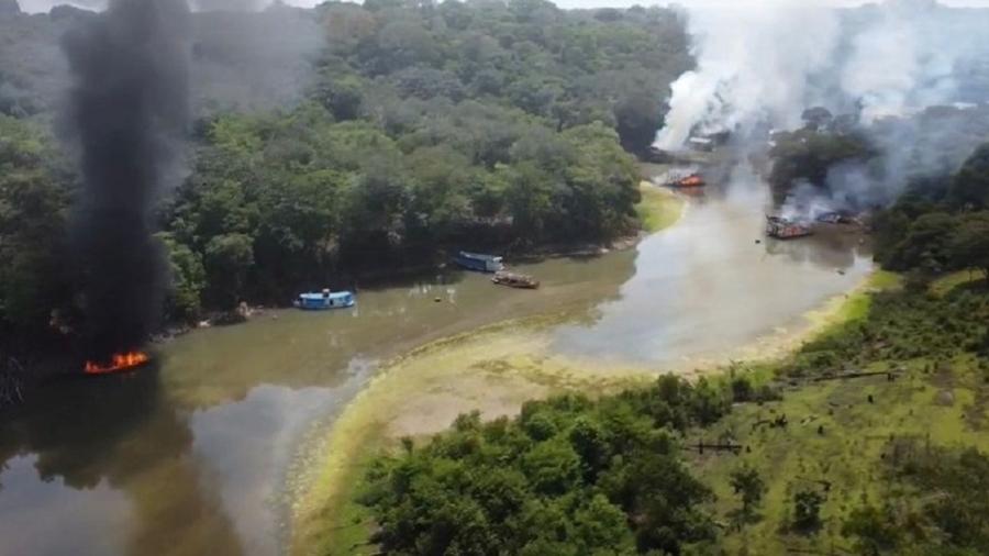 PF destruiu balsas em operação para combater danos ao meio ambiente e à saúde pública