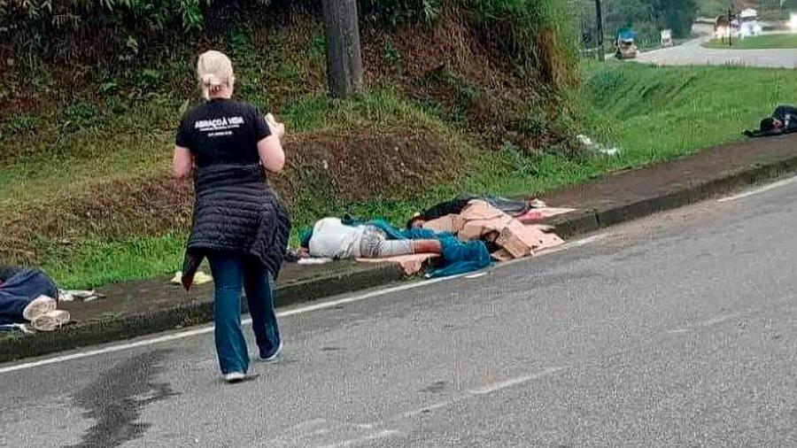 Mais de 30 pessoas em situação de rua são levadas pela PM de Itajaí para a BR-101, na divisa com Balneário Camboriú (SC)