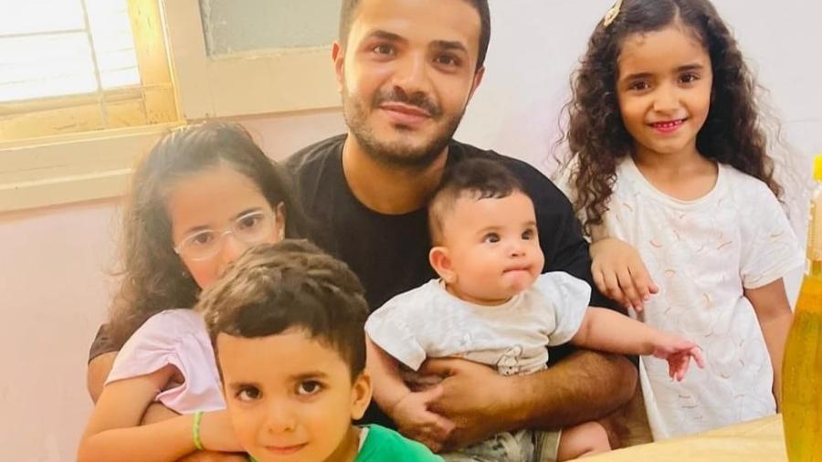 Ramadan Hasan Abdou e seus filhos, antes da guerra, em Gaza
