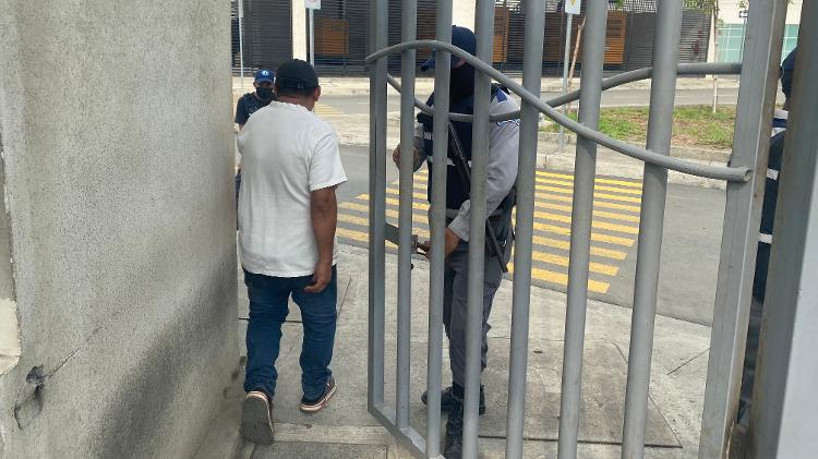 Paciente com exame marcado é autorizado a entrar no hospital de Guayaquil