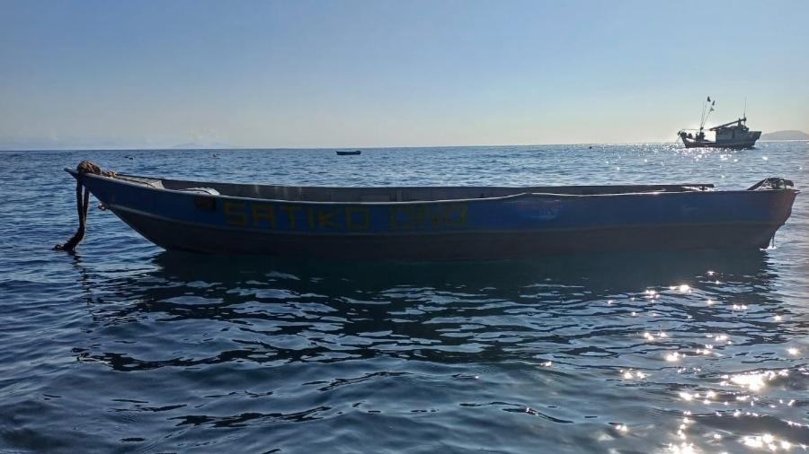 Embarcação utilizada por pescadores que desapareceram em Ilhabela (SP) é encontrada