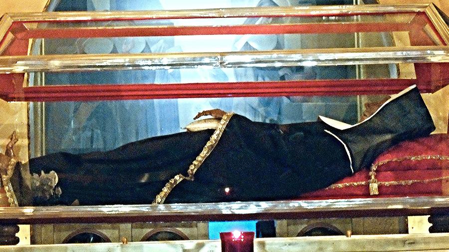 18.out.2015 - Relicário com o corpo mumificado de Santa Rita de Cássia