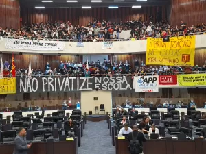 Oposição pede que STF suspenda projeto que terceiriza gestão escolar no PR