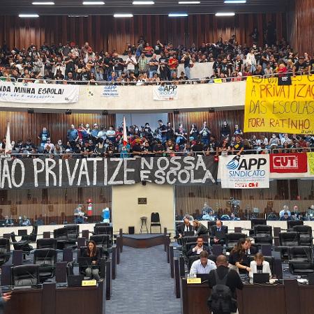 Manifestantes protestaram contra a privatização da gestão de escolas no Paraná