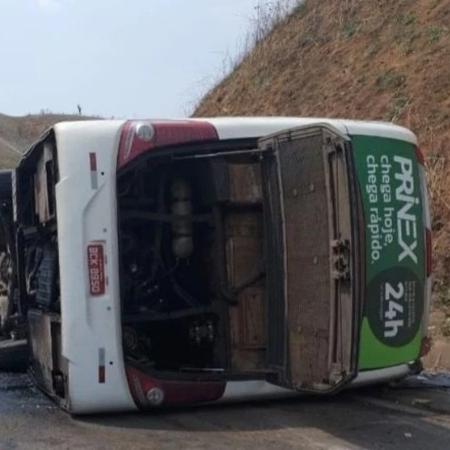 Ônibus de turismo que levava jogadores de futebol americano tomba na descida da Serra das Araras, em Piraí  - Reprodução