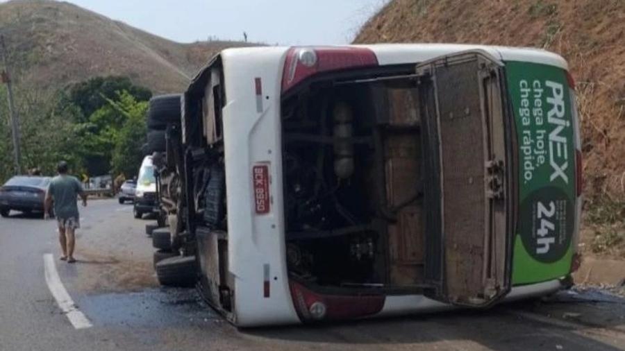 Ônibus de turismo tomba na descida da Serra das Araras, em Piraí  - Reprodução