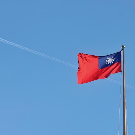 Avião voa sobre a bandeira nacional de Taiwan - I-Hwa CHENG/AFP