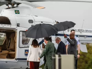 Lula reestreia heliponto do Palácio do Planalto após 14 anos e na chuva